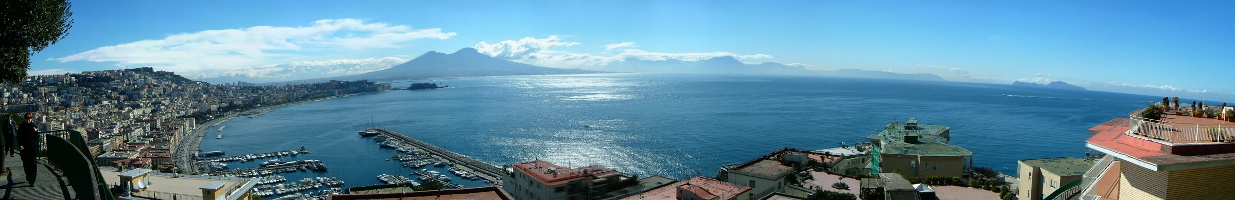 Il golfo di Napoli con il Vesuvio